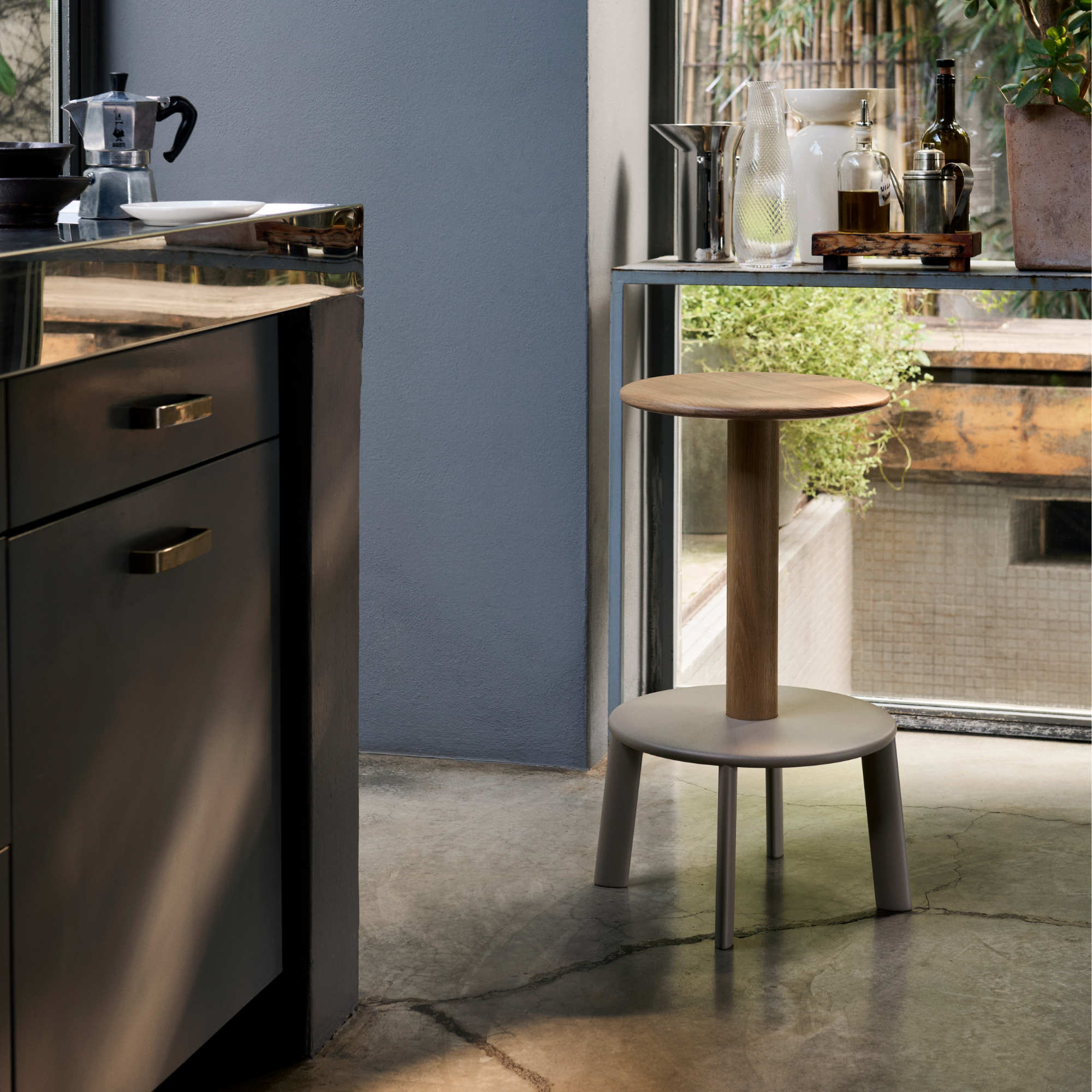 كرسي مرتفع من مجموعة Massif AV39 - رمادي وبيج/بلوط