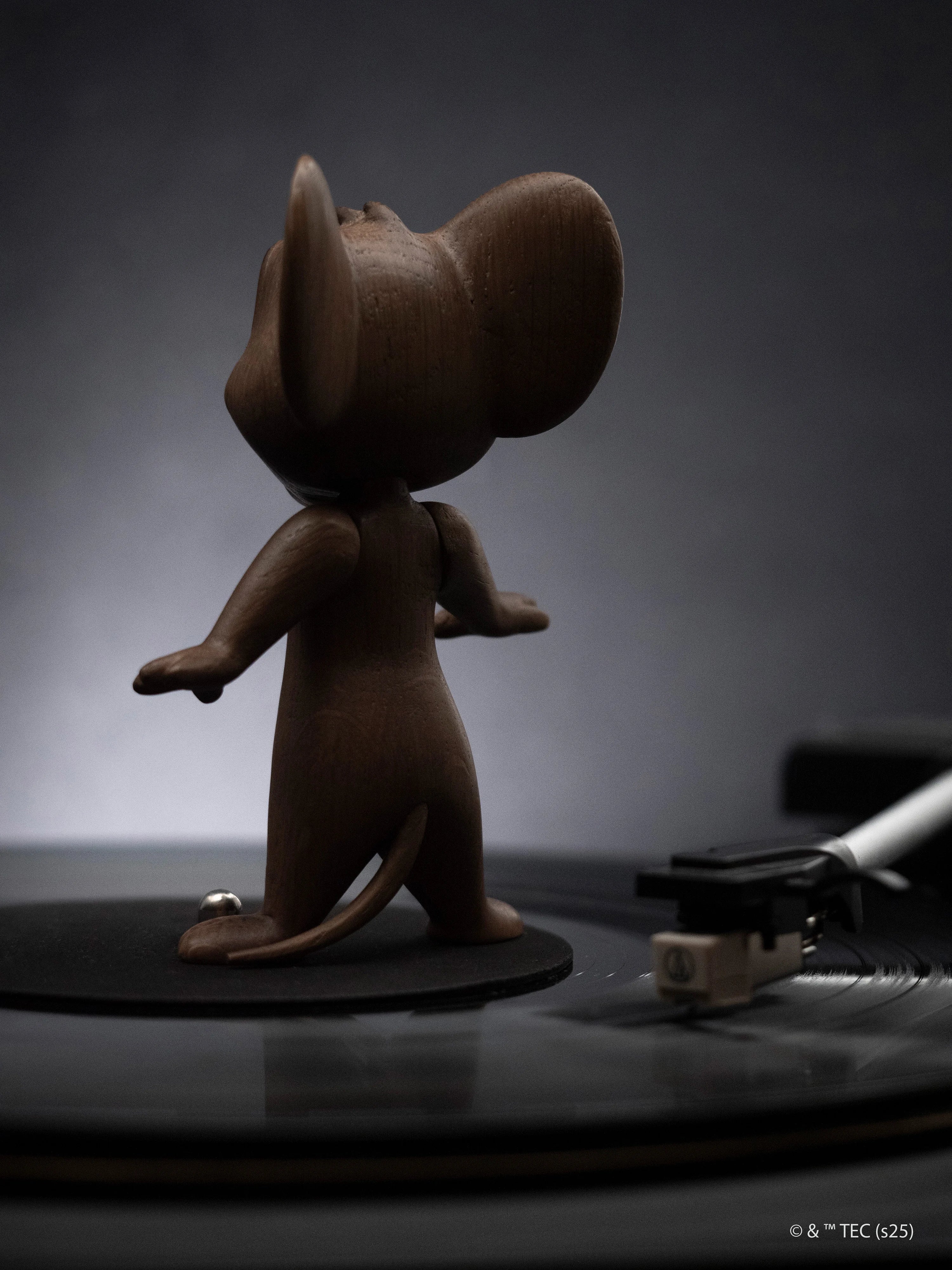 Tom and Jerry X Jerry - Large/White Oak/Smoke Stained Oak-4
