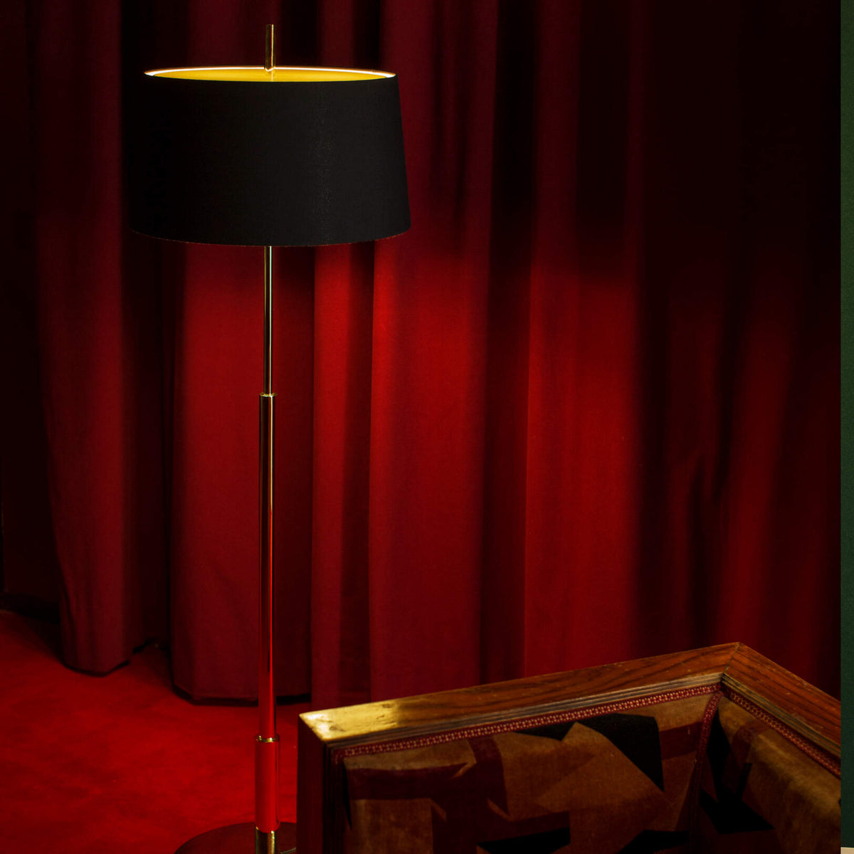 Diana Floor Lamp – 40x146 / Metal (Shiny Gold) / Black Linen/Stone Parchment-2
