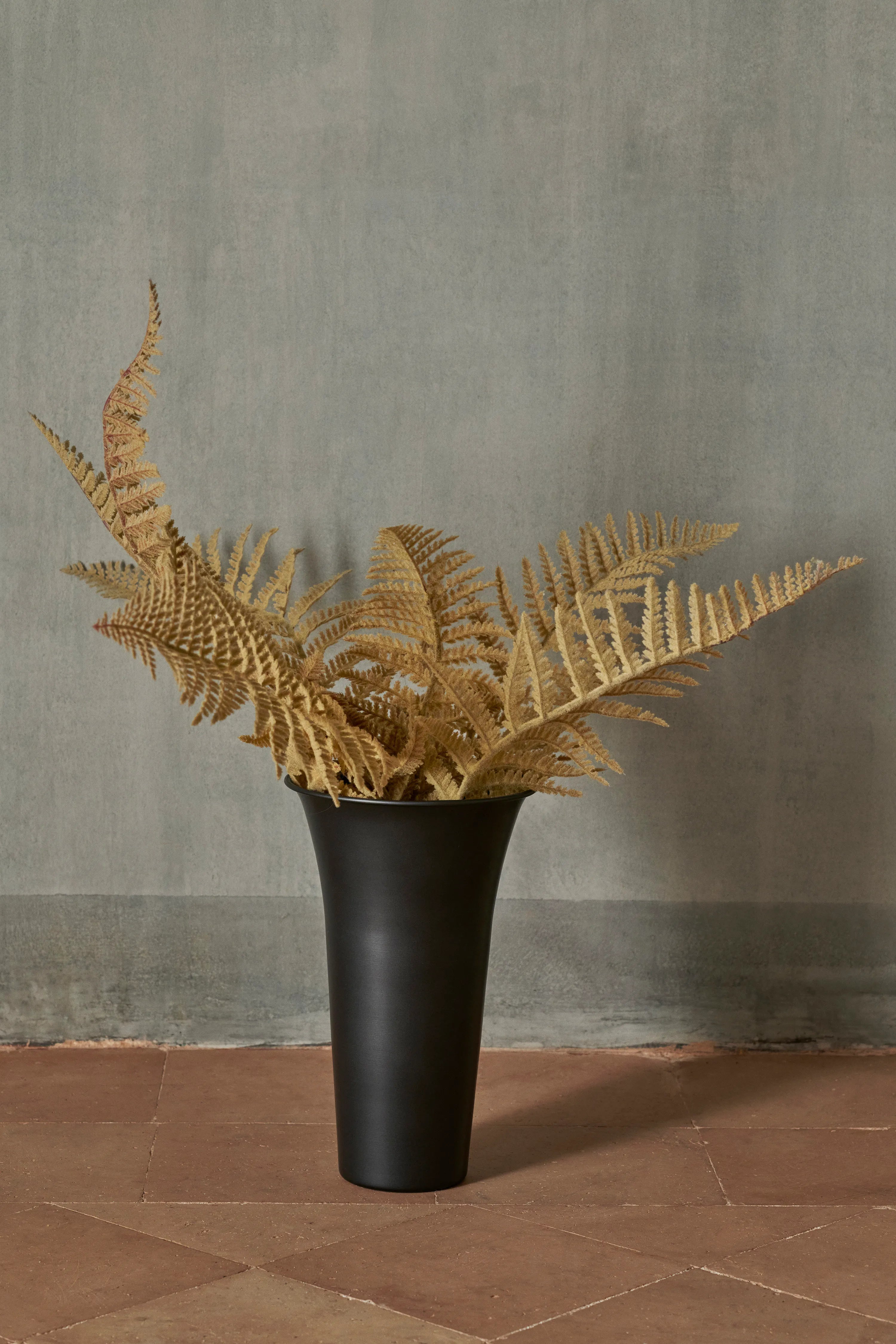 Spun Alu Vase - Blackened Aluminium-3