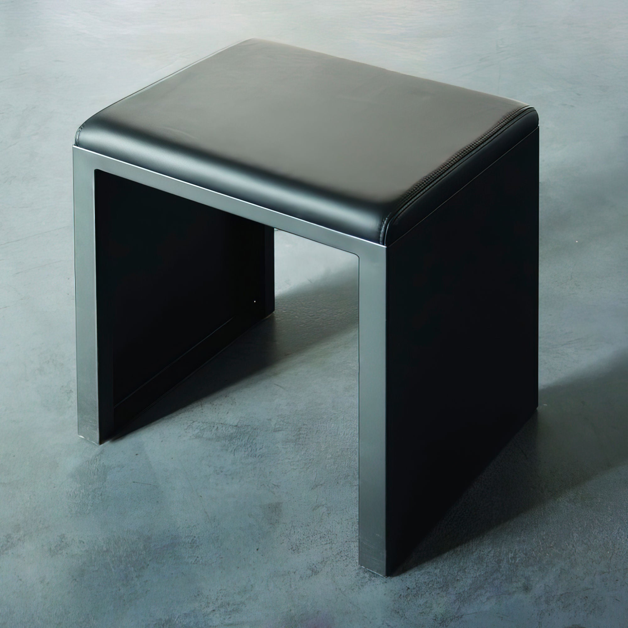 Irony Pad 320  - Black Leather-3