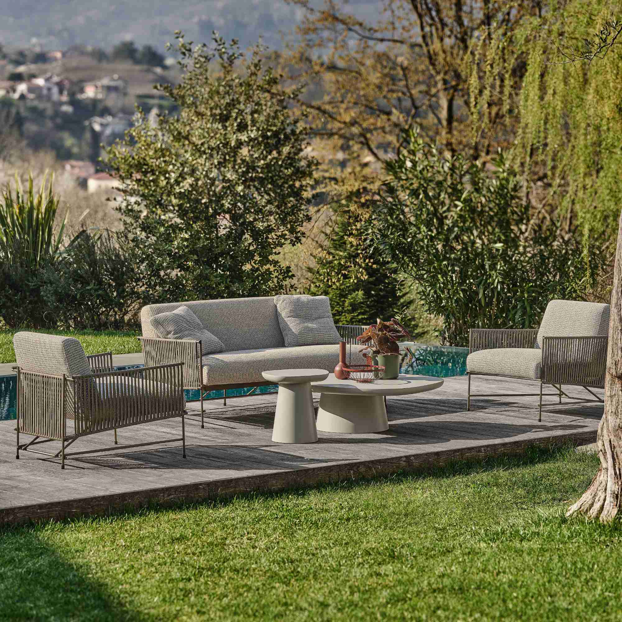 Kyo OD3000 Outdoor Sofa - Fabric V (Versailles 092)