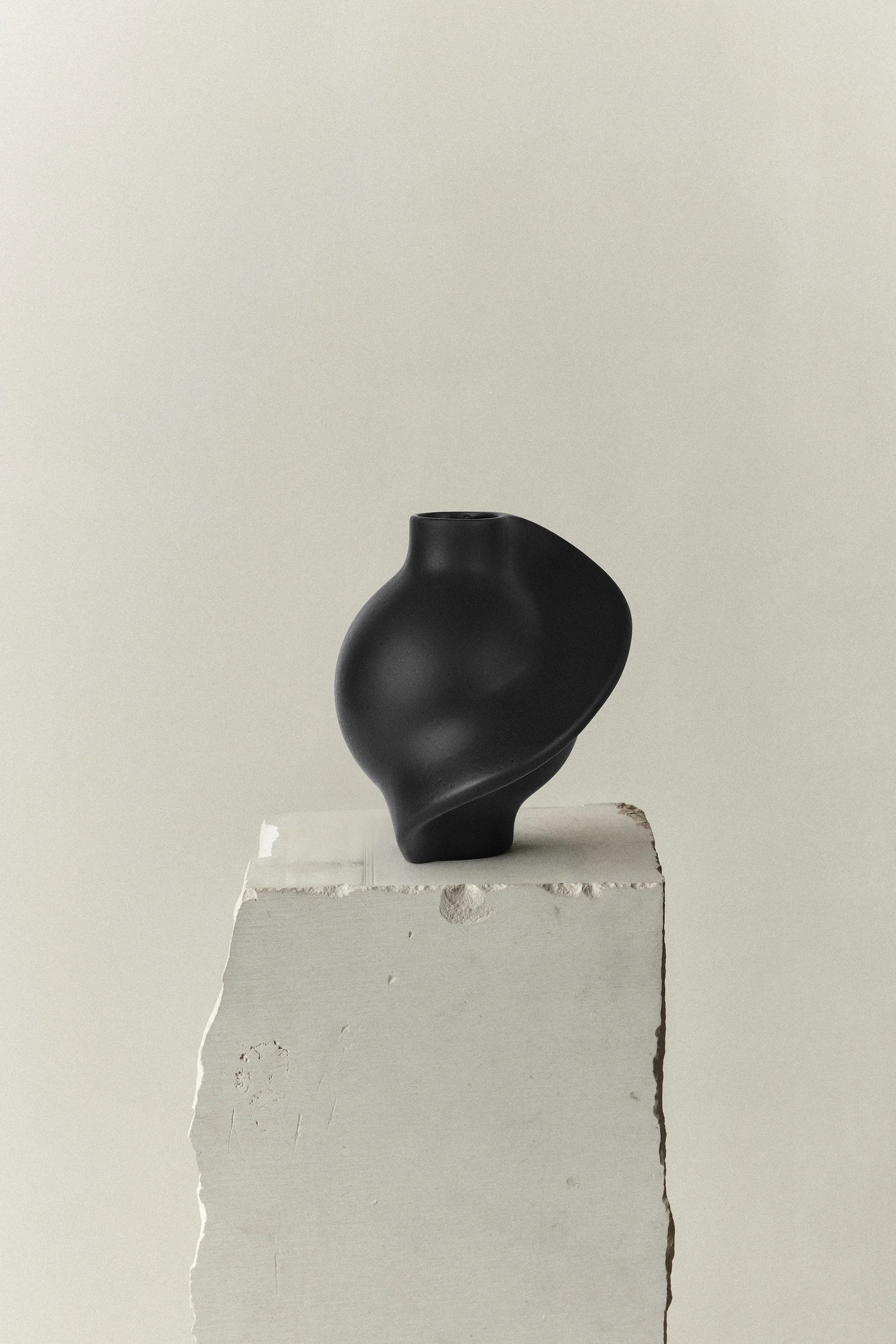 Pirout 01 Vase - Ink Black-2