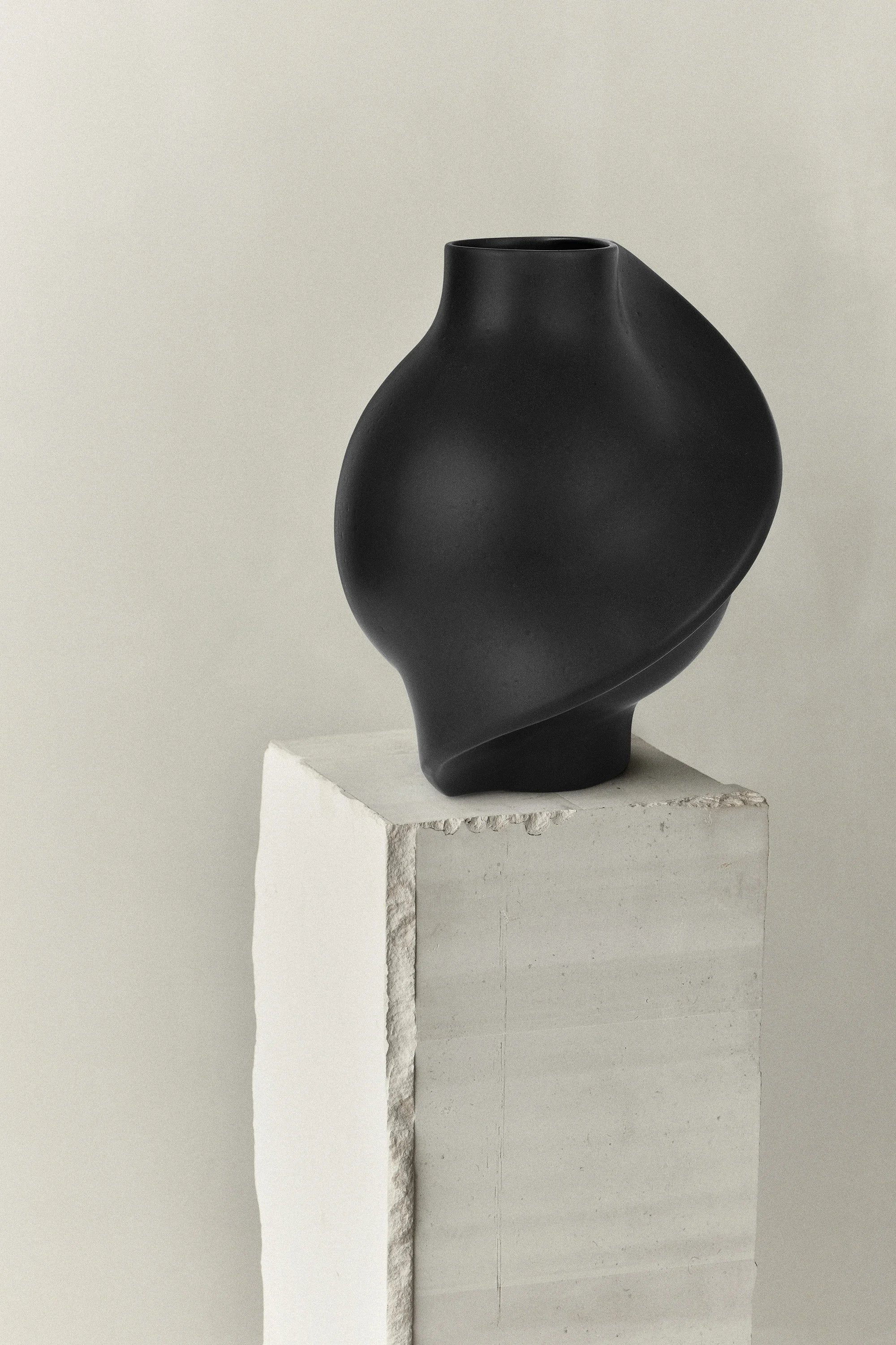 Pirout 02 Vase - Ink Black-2