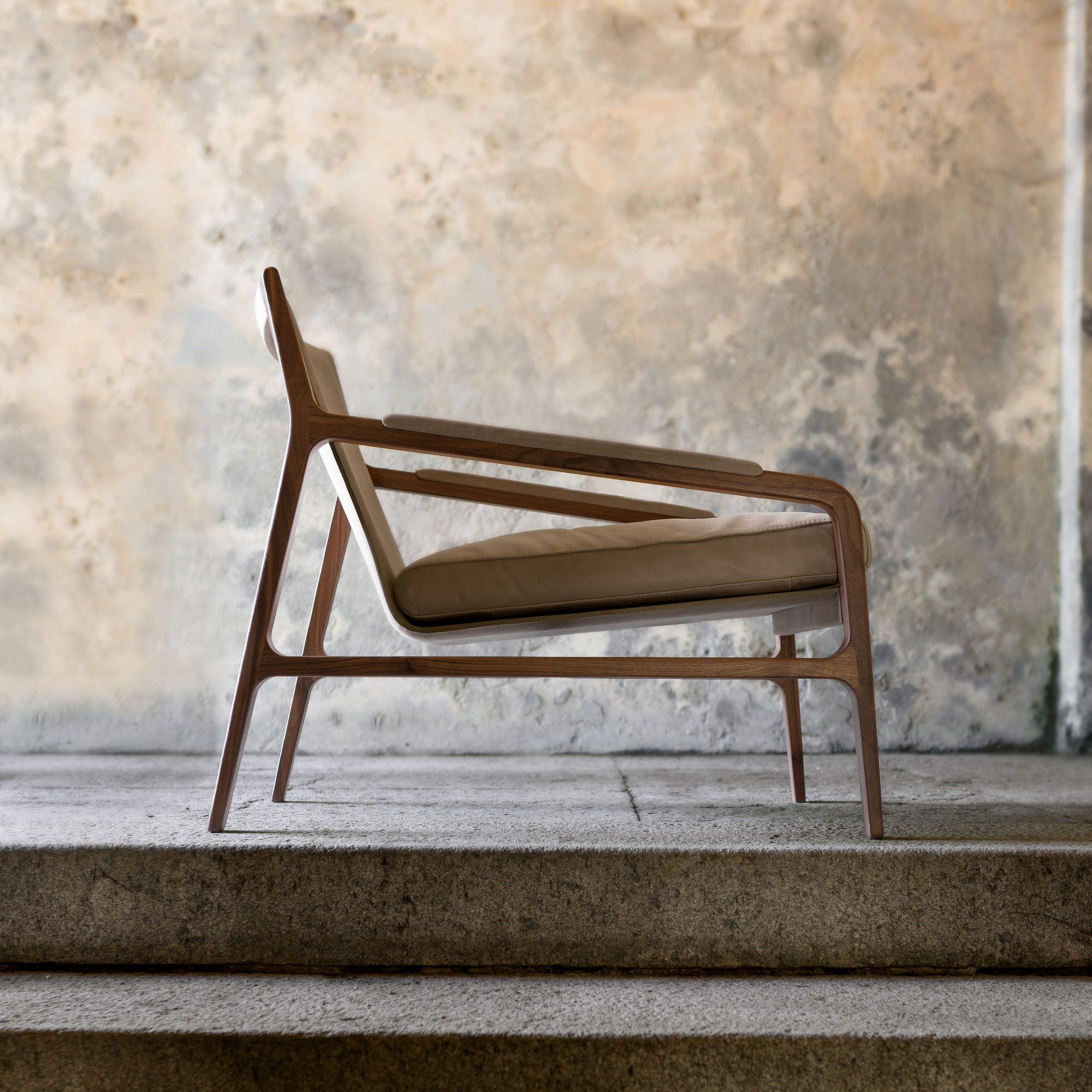 Margot PMG1 Armchair - Walnut/Leather (Luxe 416 Touch)-7
