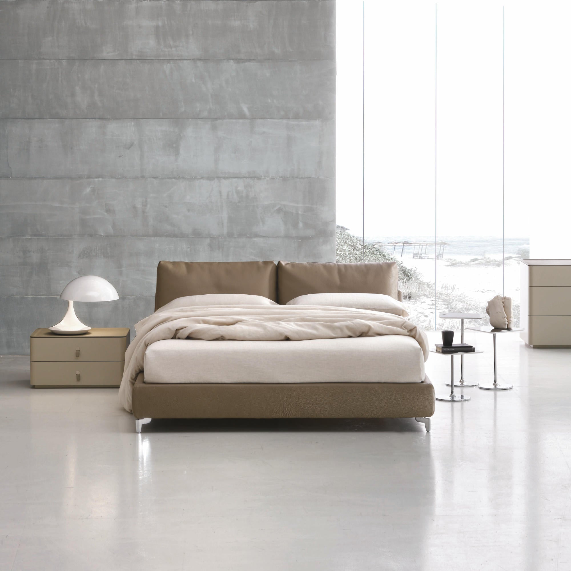 Oasi 180 Bed - Peltrox Lacquered/Leather (Essential E 03)
