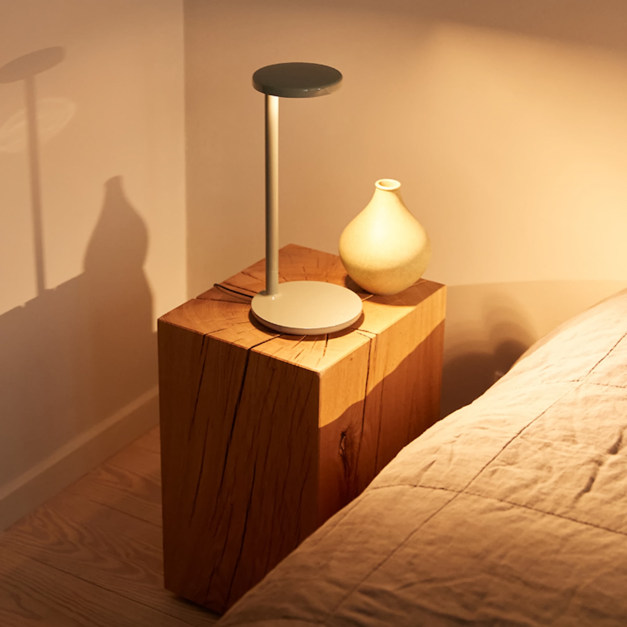 Oblique Qi Table Lamp - Matte Brown-2