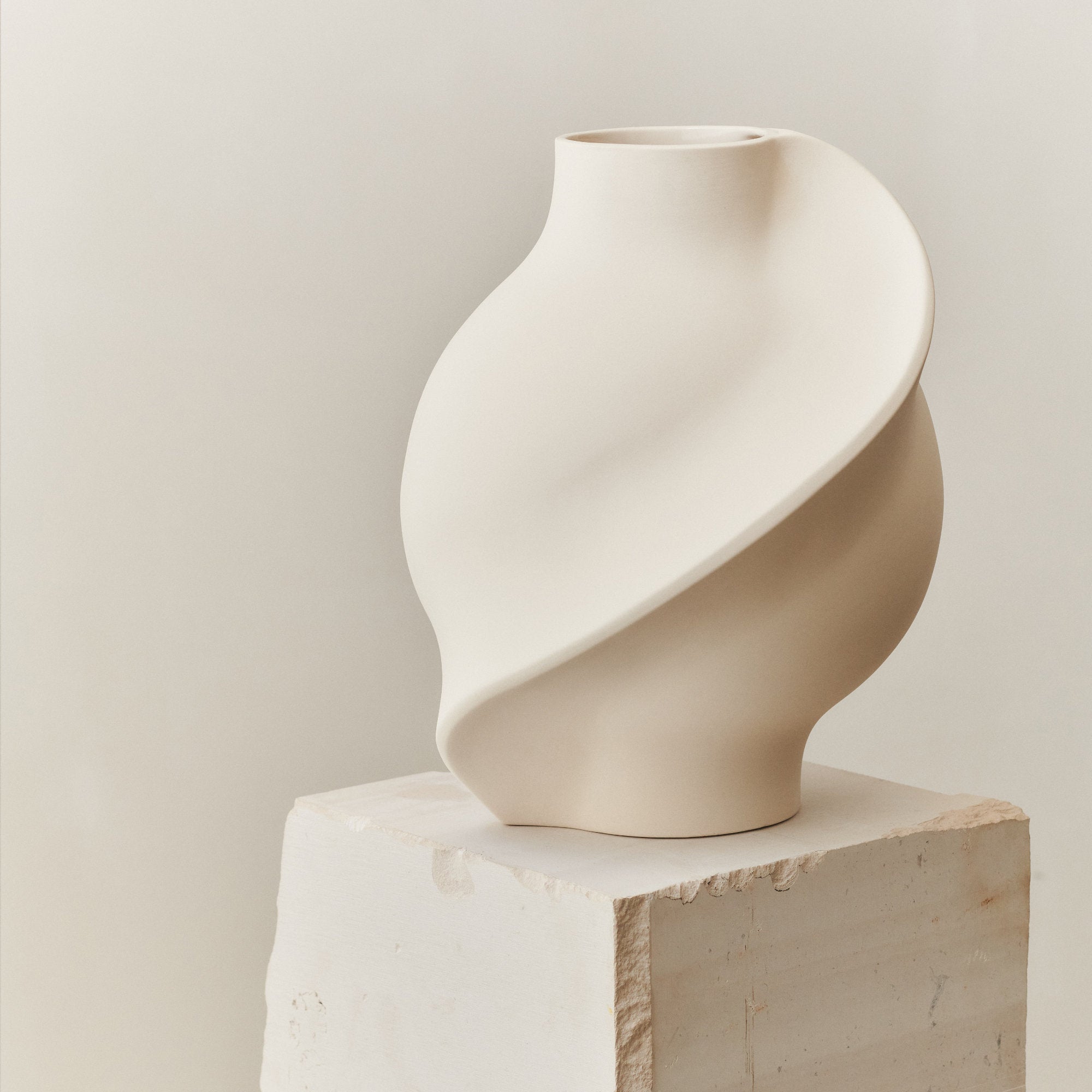 Pirout 02 Vase - Raw White-2