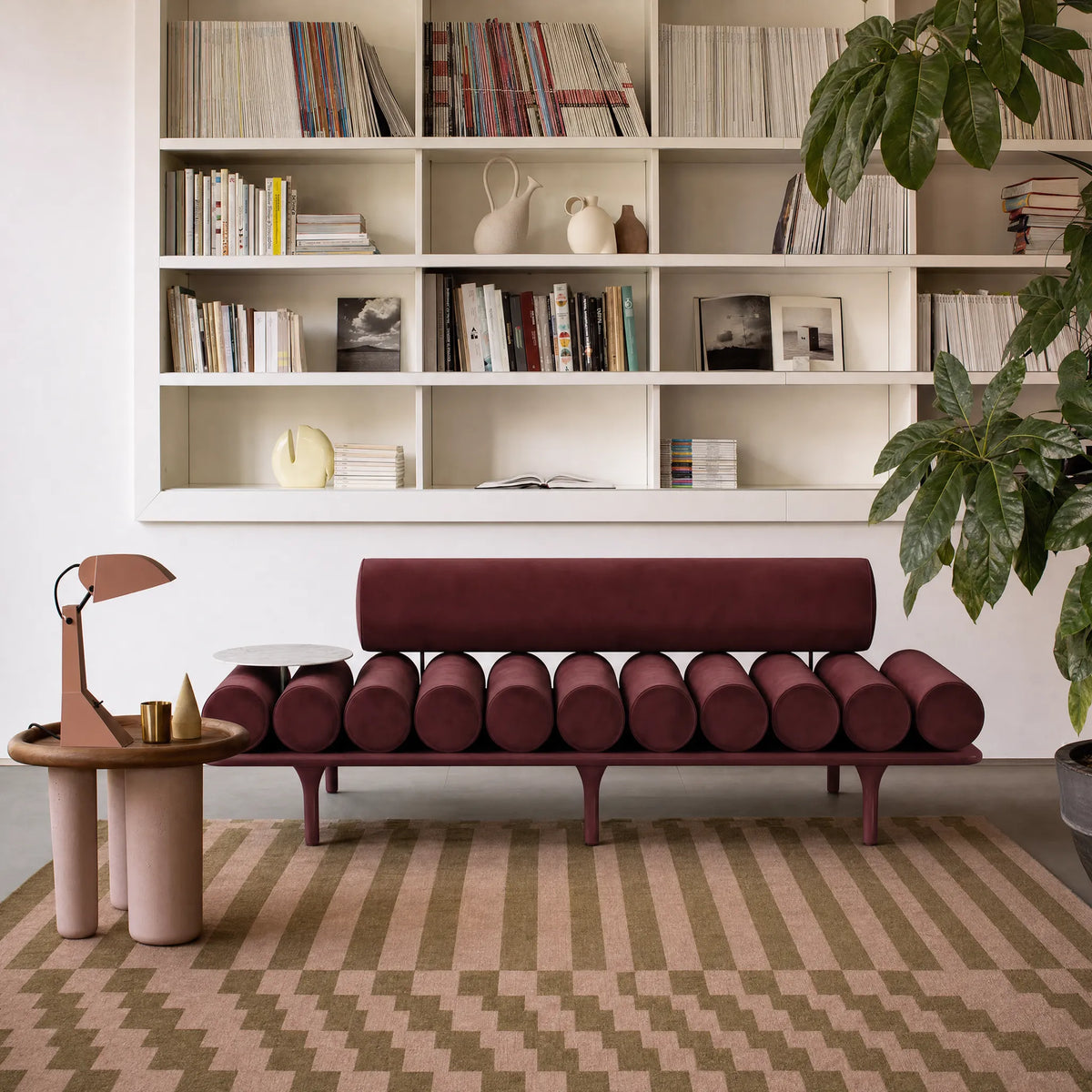 Five to Nine 200 Bench - T221 Glossy Lacquered Red/T125 Concrete/Fabric U (Ombra 21)
