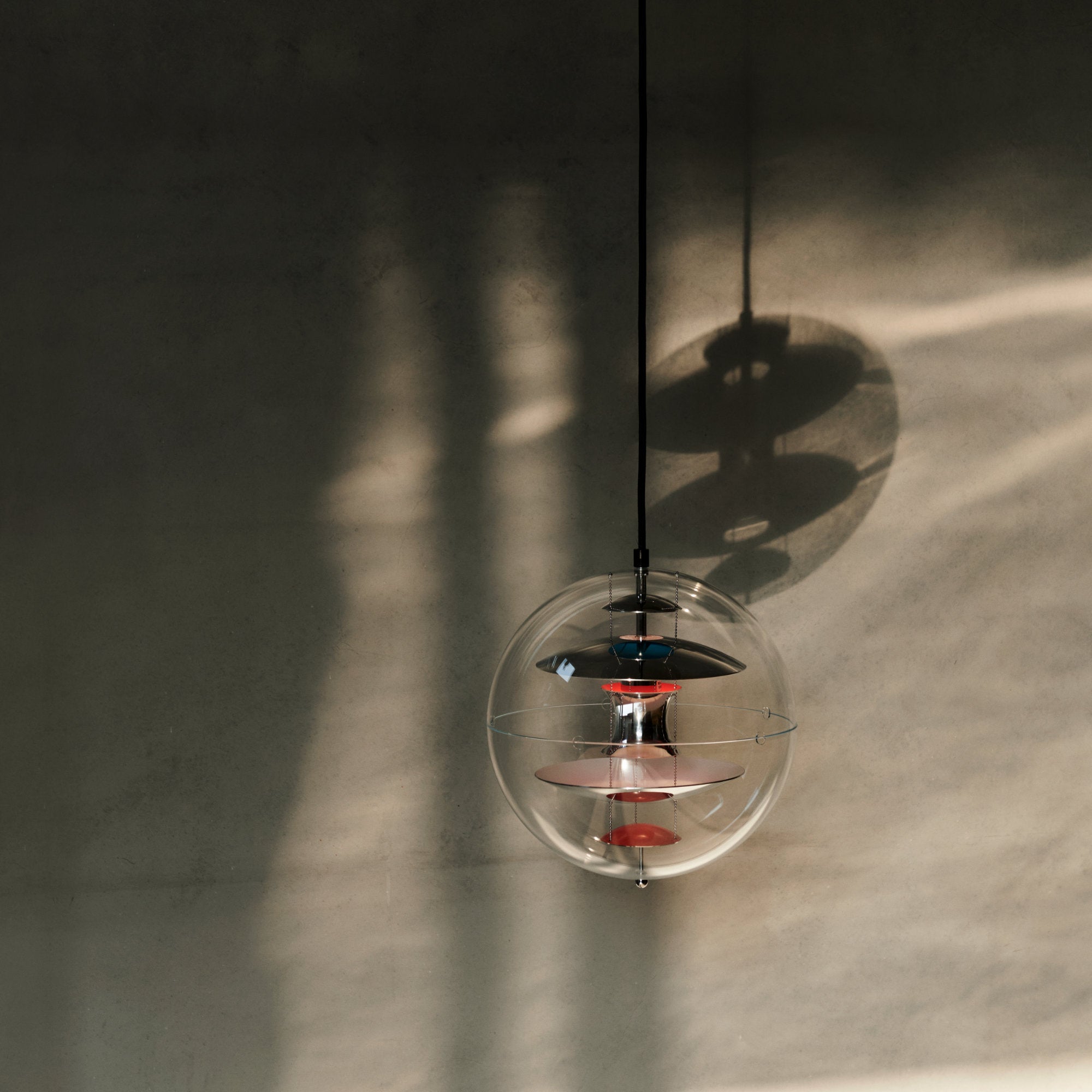 VP Globe 28 Pendant Lamp - Chrome/Red/Blue