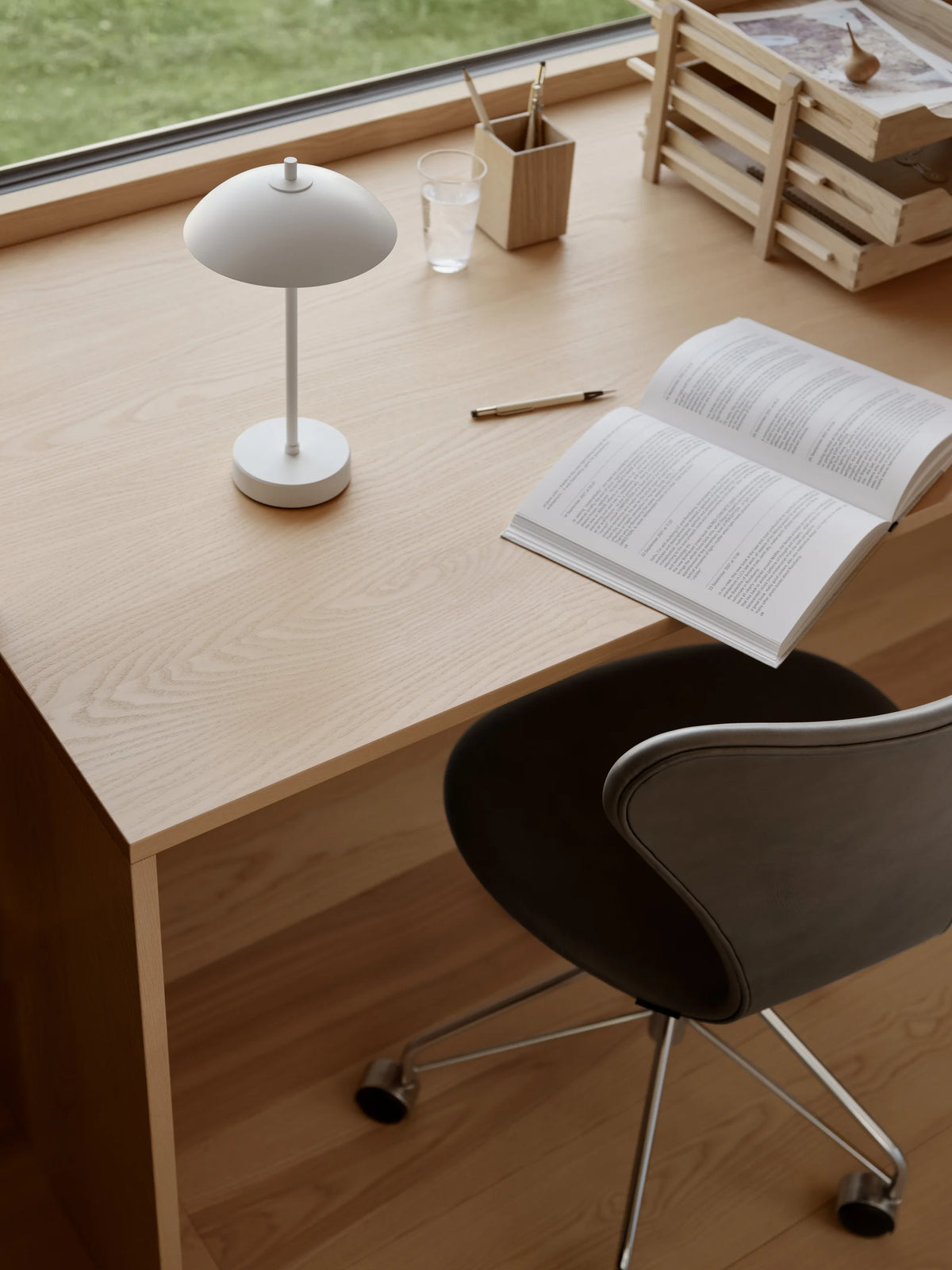 Clam Portable Table Lamp - White-4