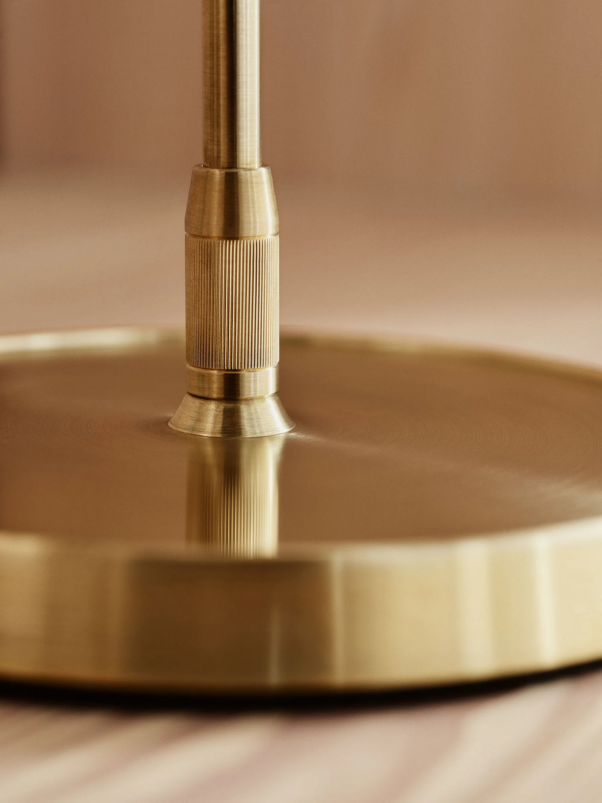 Clam Table Lamp - Brass/Opal-5