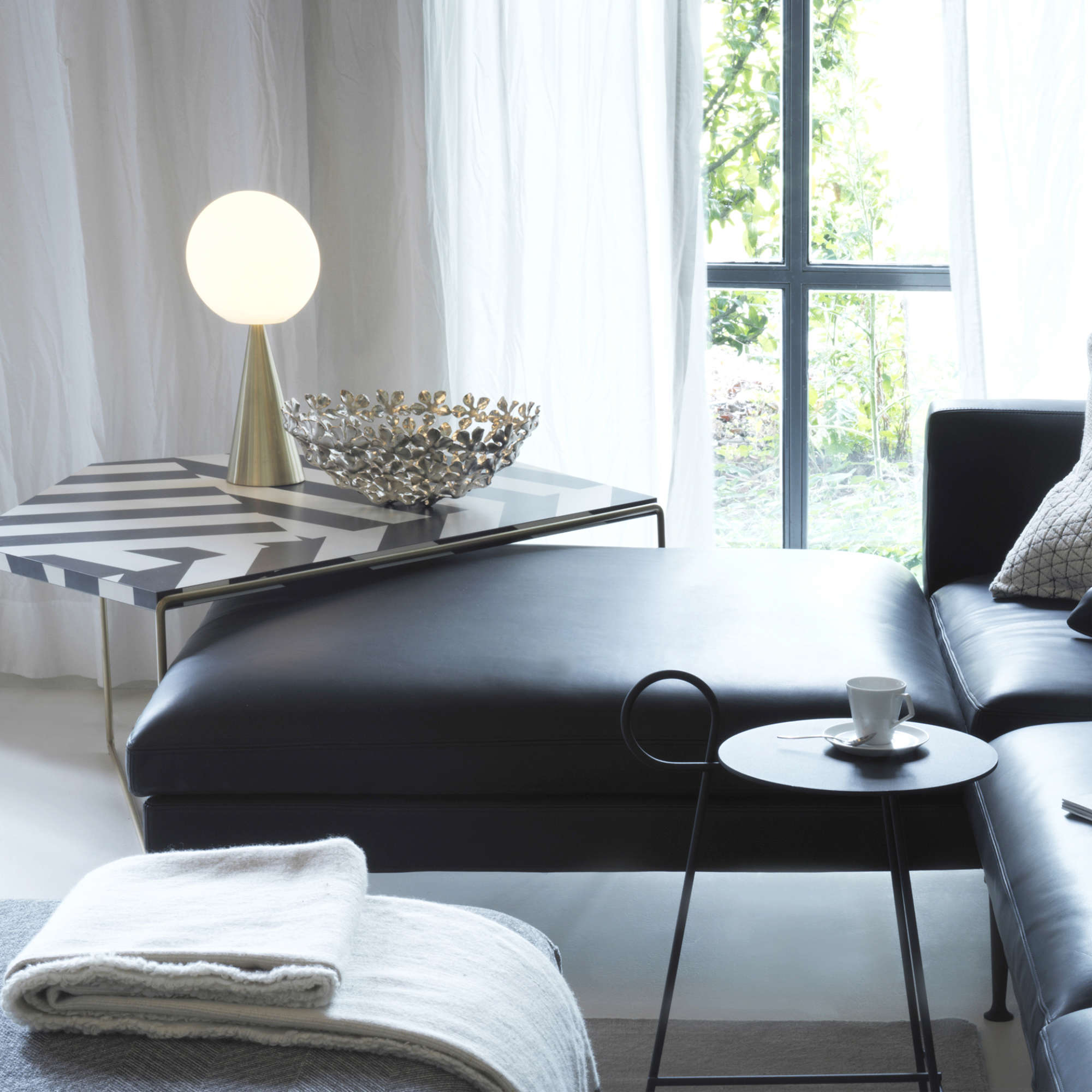 Bilia Mini Table Lamp - Brass/White-5