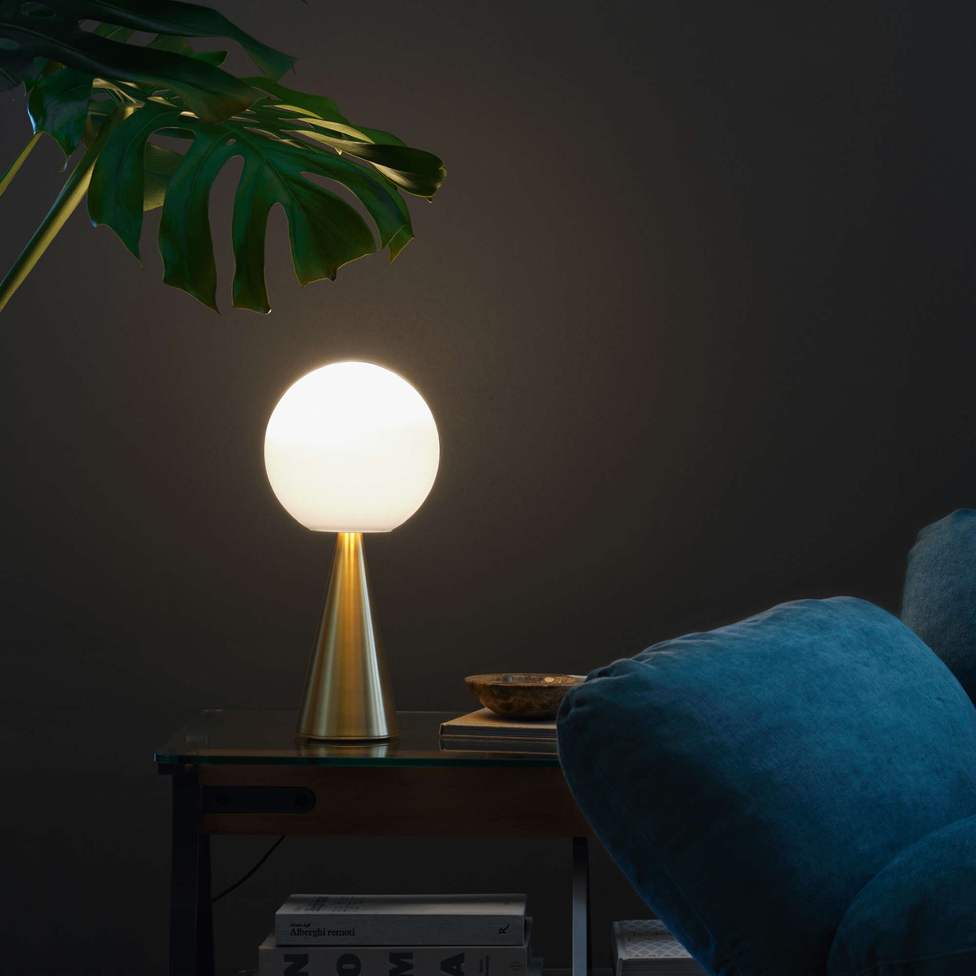 Bilia Mini Table Lamp - Brass/White