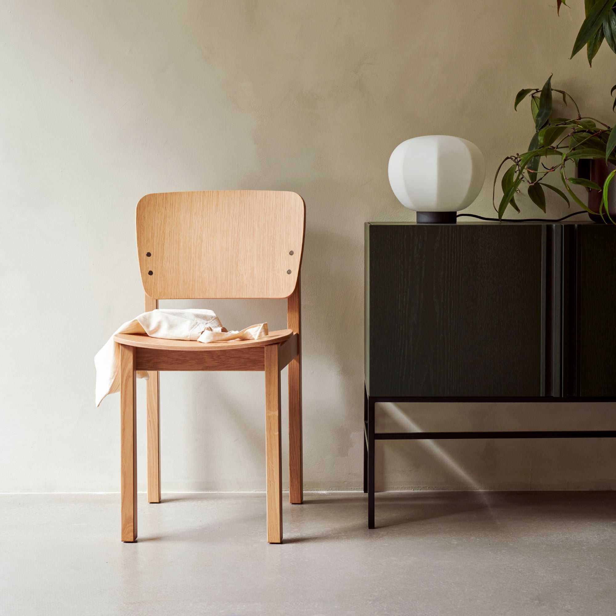 Boss Low 2 Doors 90 Cabinet - Lacquered Oak-4