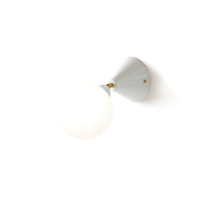 مصباح حائط مخروطي وكروي مع وصلة نحاسية - أبيض