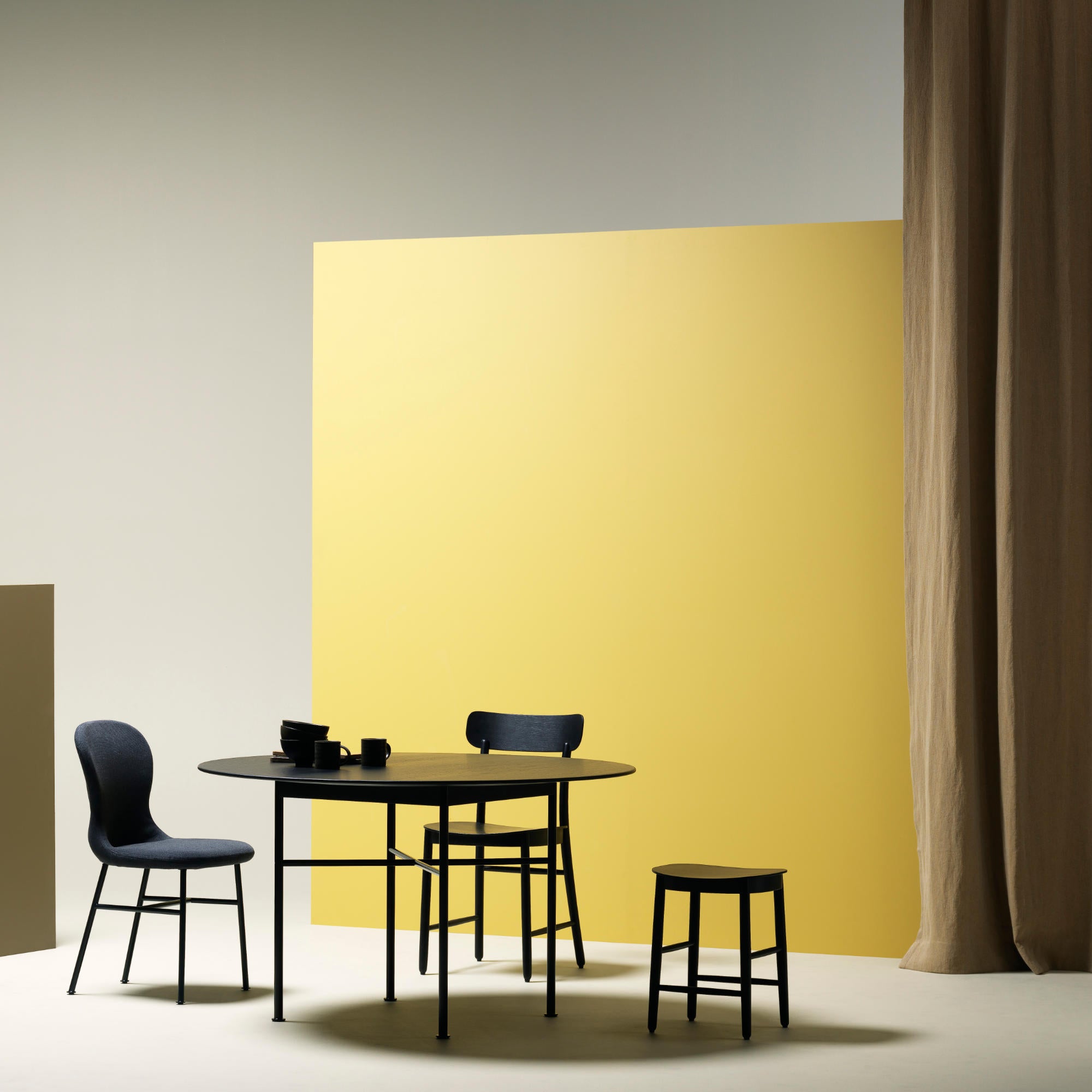 Supper Round 127 Dining Table - Lacquered  Oak-3