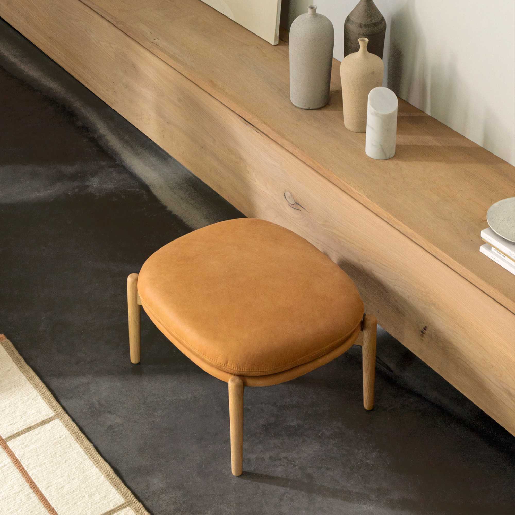 Embrace 56 Pouf - Leather Elmosoft 3 (Black 99999)-2