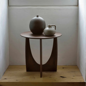 طاولة جانبية هندسية 10196 - خشب الساج المطلي/البني