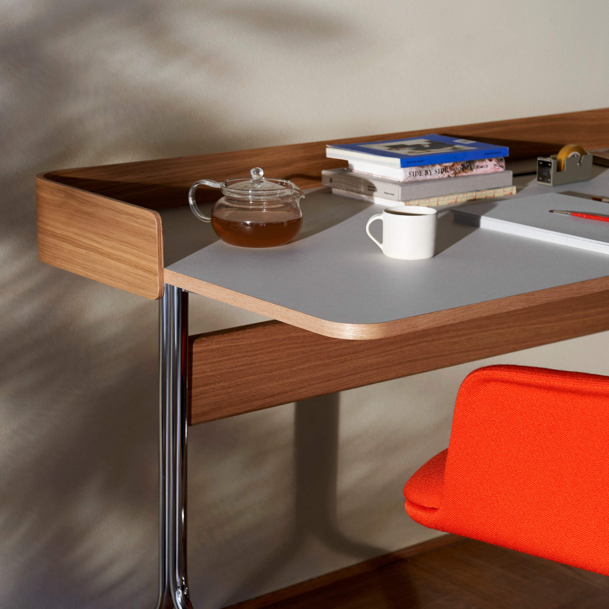 Pavilion AV17 Desk - Chrome/Oak/Mushroom Linoleum 4176-3