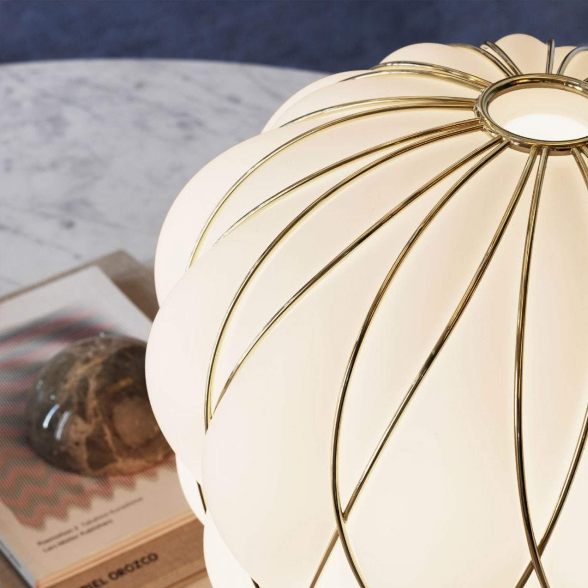 Pinecone Medium Table Lamp - White/Gold-3