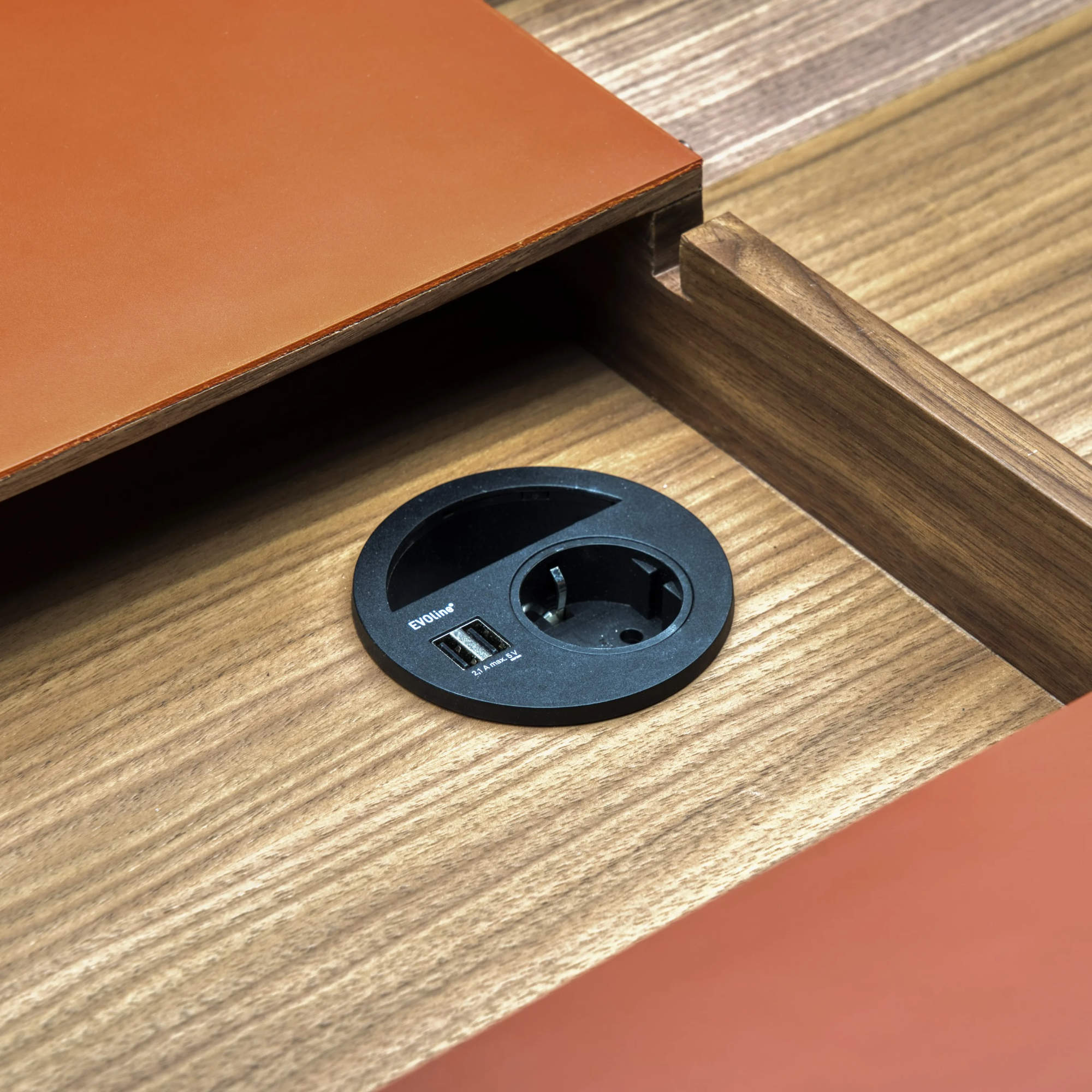 Scriba T490 Desk - Walnut/Cuoio 01-5