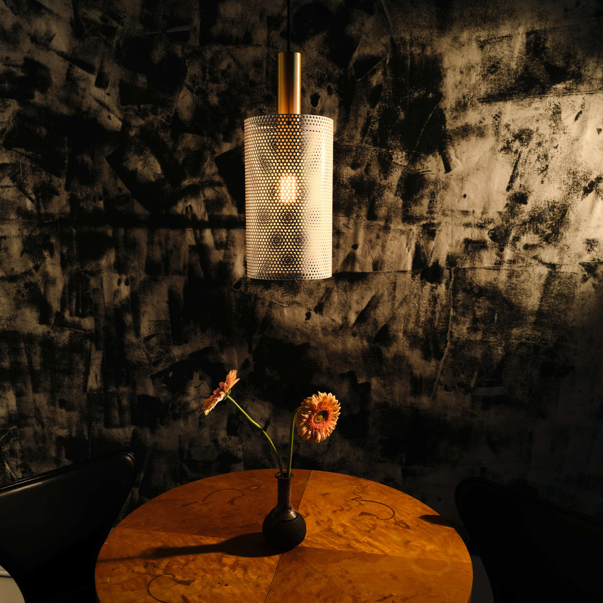 Vouge Medium Pendant Lamp - White/Brass-3